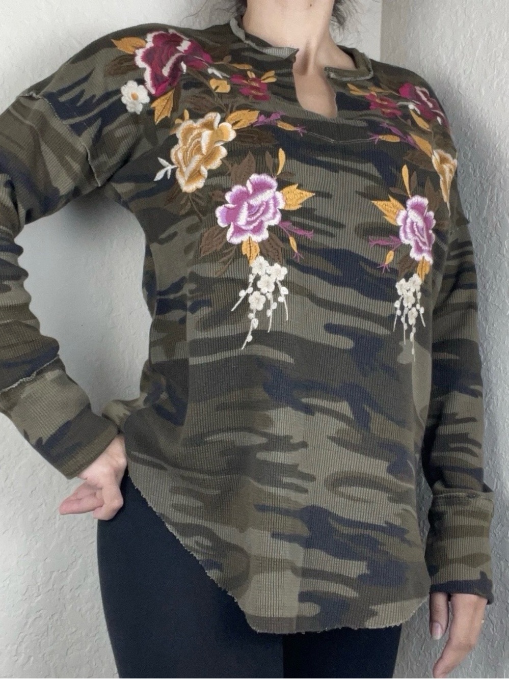 Johnny Was Zosia Camo Floral Embroidered Top Size M Waffle Knit High Low